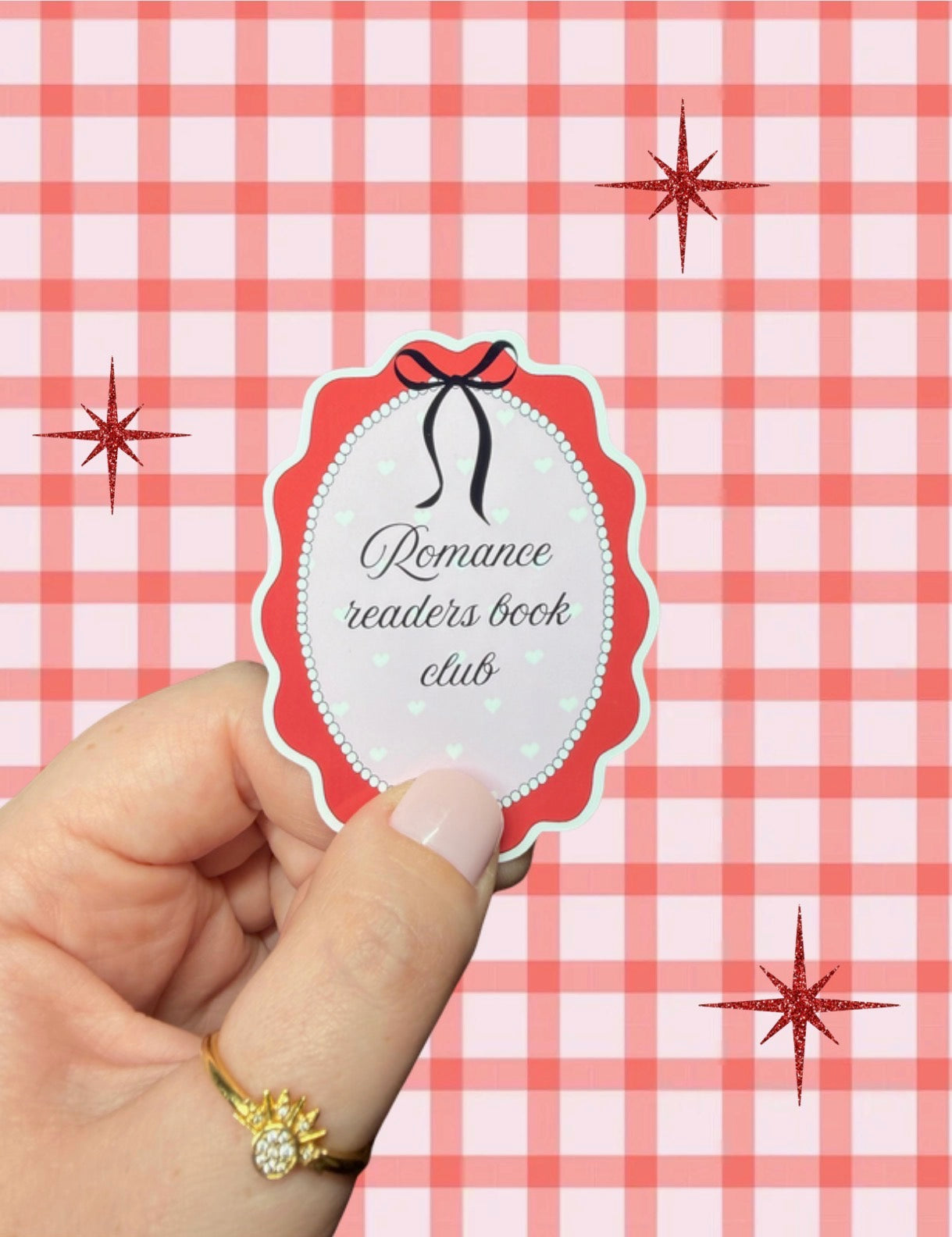"𝑅𝑜𝓂𝒶𝓃𝒸𝑒 𝓇𝑒𝒶𝒹𝑒𝓇𝓈 𝒷𝑜𝑜𝓀 𝒸𝓁𝓊𝒷" sticker